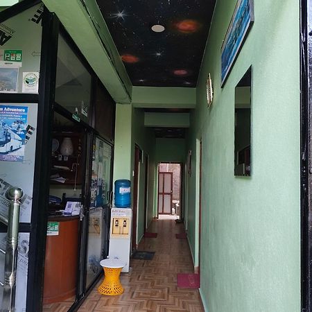 Harry Guest House & Restaurant Pokhara Esterno foto