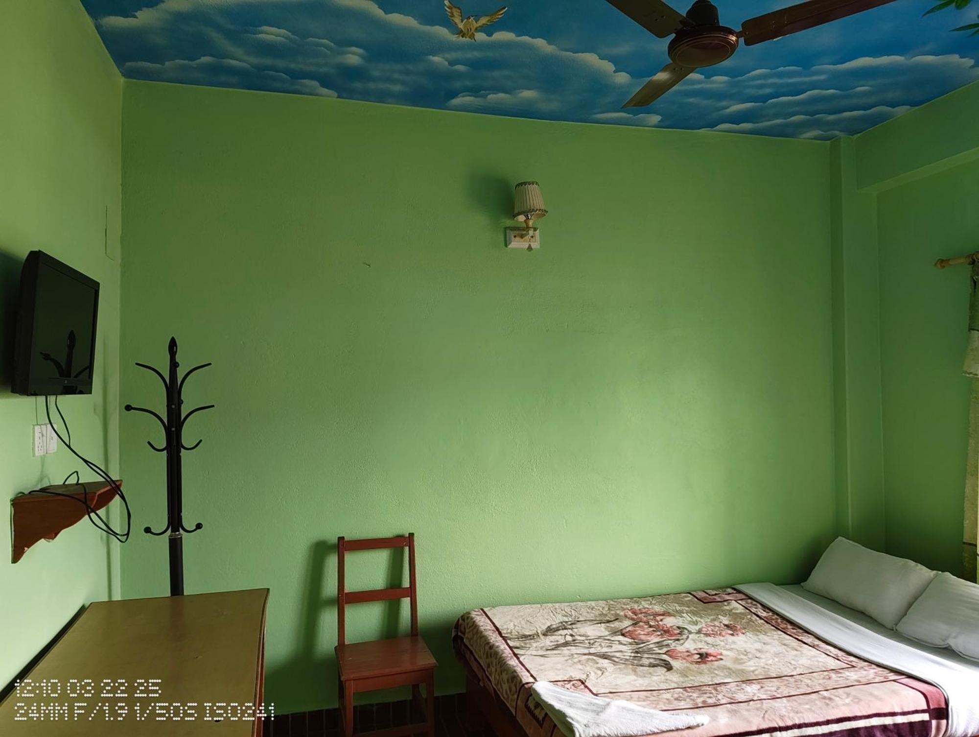 Harry Guest House & Restaurant Pokhara Esterno foto