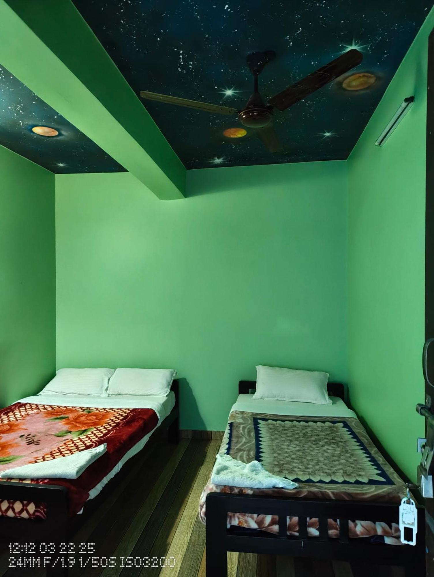 Harry Guest House & Restaurant Pokhara Esterno foto