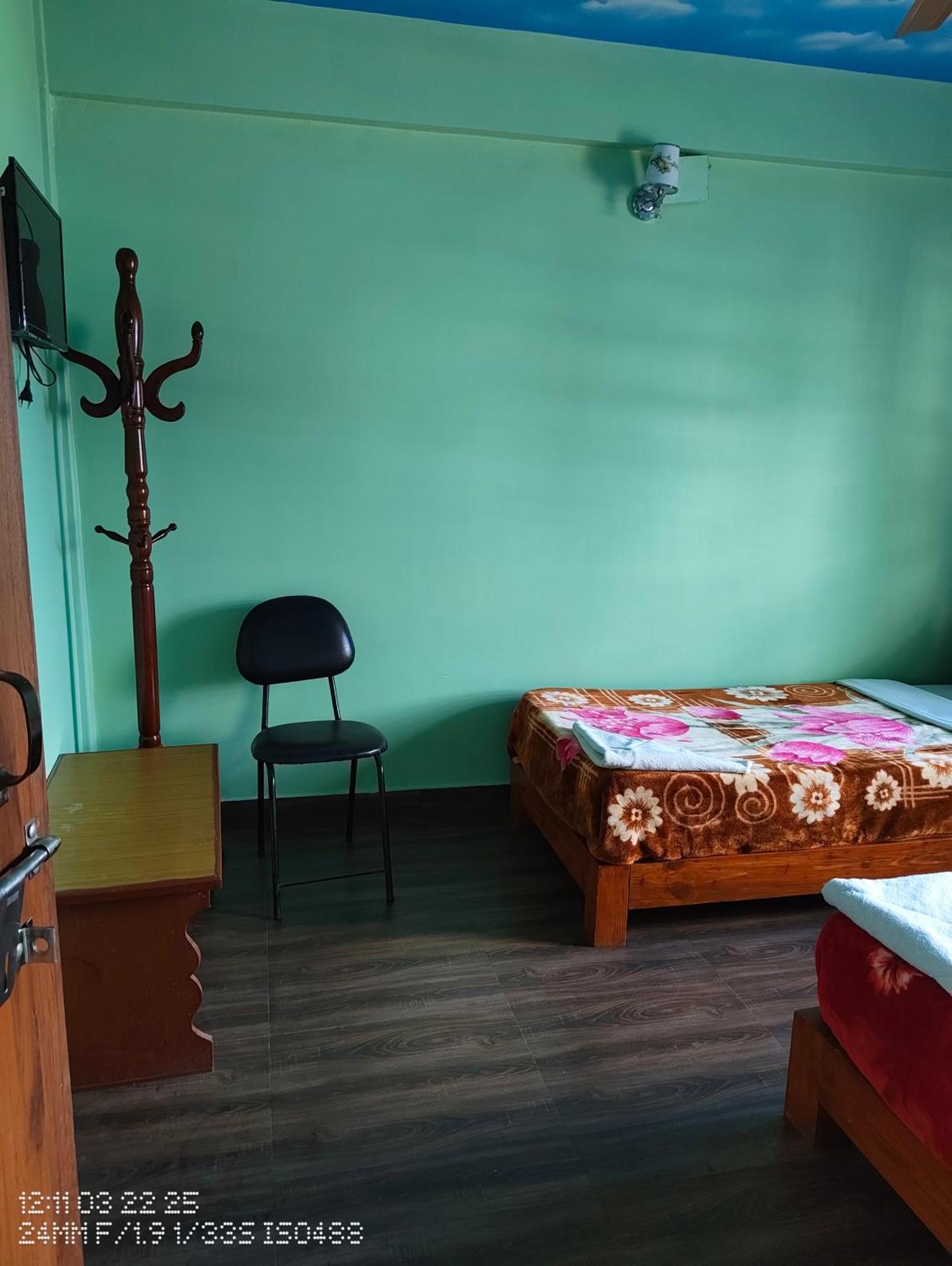 Harry Guest House & Restaurant Pokhara Esterno foto