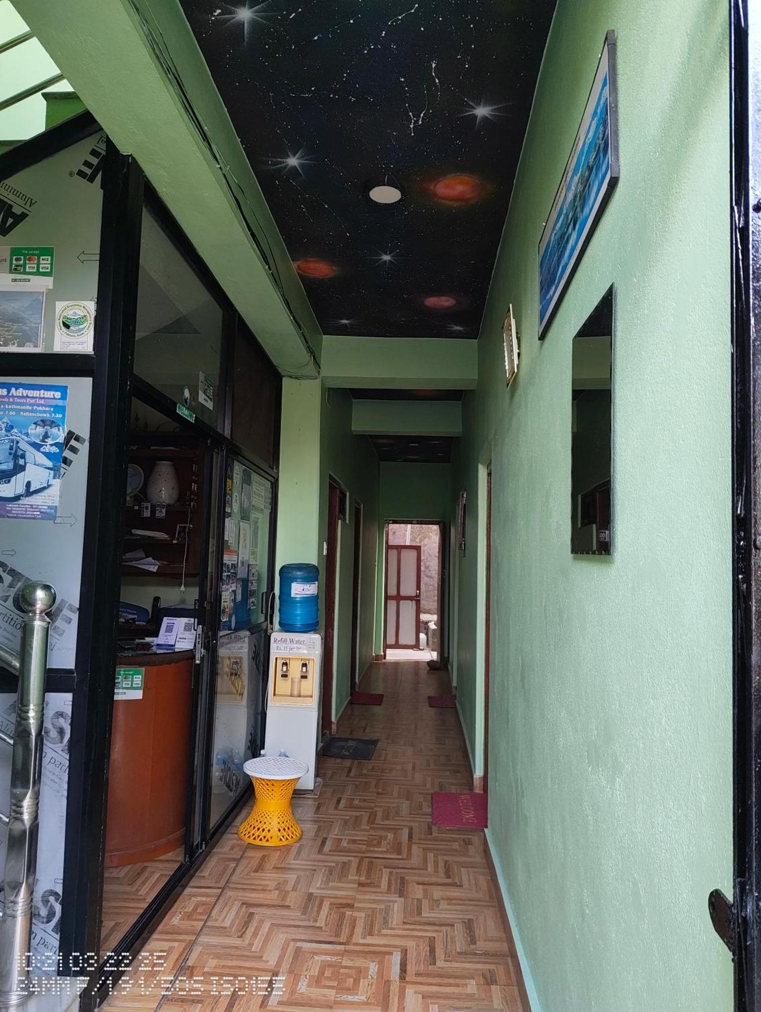 Harry Guest House & Restaurant Pokhara Esterno foto